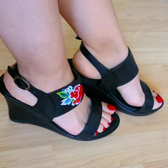 Forever Black Floral Women Wedge Sandal Size 6 - Picture 1 of 5